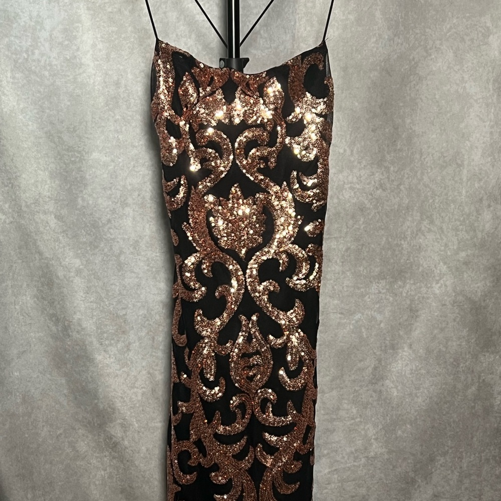 Windsor HOCO mini dress black and gold. Fits a size 6 female. Worn 1xnew Windsor
